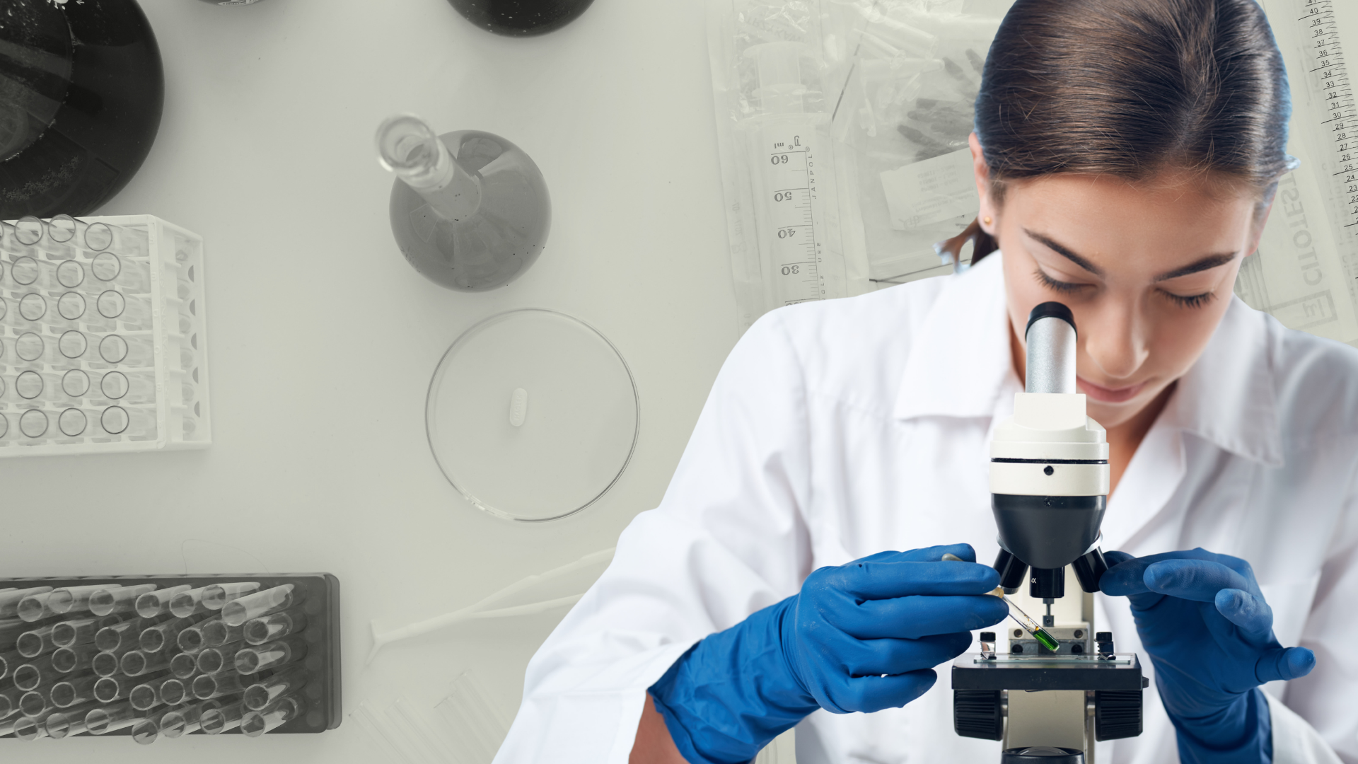 Profesional de laboratorio utilizando equipos biomédicos